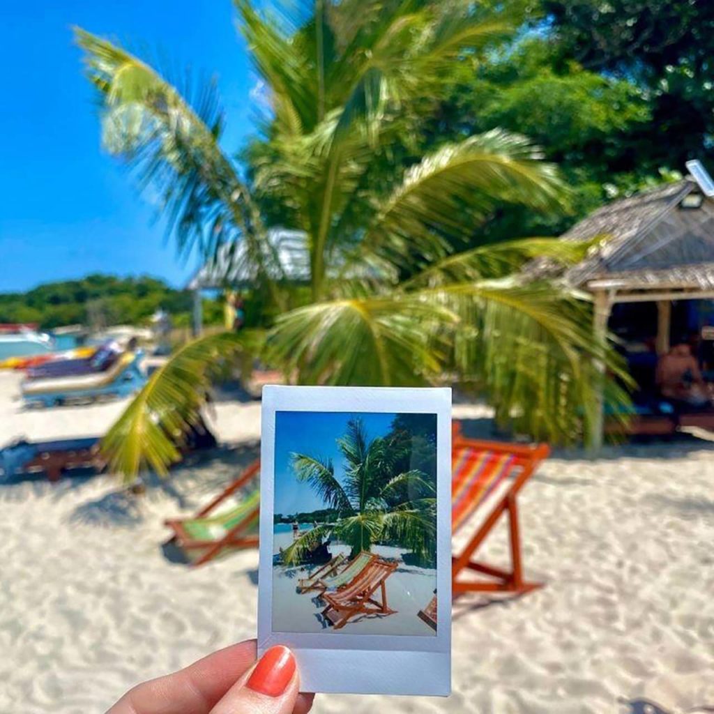 et bilde av en idyllisk strand tatt med det smarte instax-kameraet