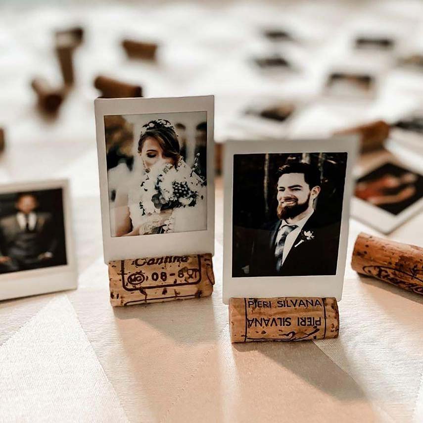Bryllupspar bruker instax kamera kreativt til å ta bryllupsbilder