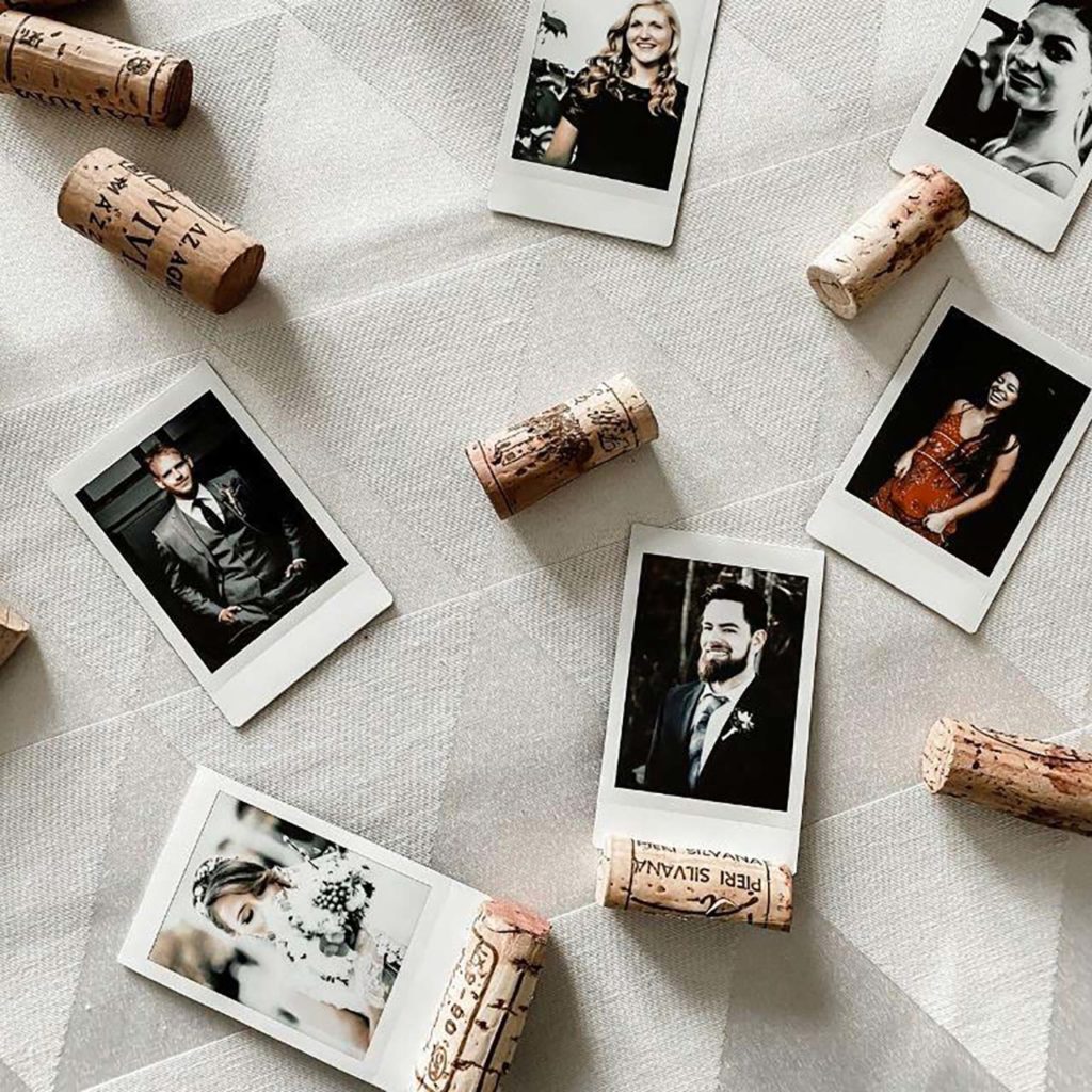 Hvit duk med vakre instax-bryllupsbilder som skrives ut direkte fra en instax-printer