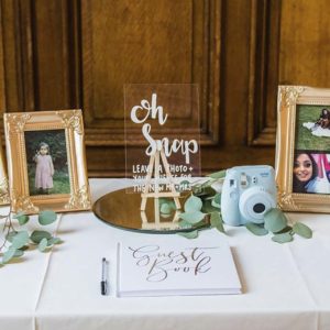 Vakkert omslag med gjestebok og instax mini 11 kamera til fester