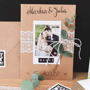 Nærbilde av brudene Marcus og Julias instax-bryllupsinvitasjoner