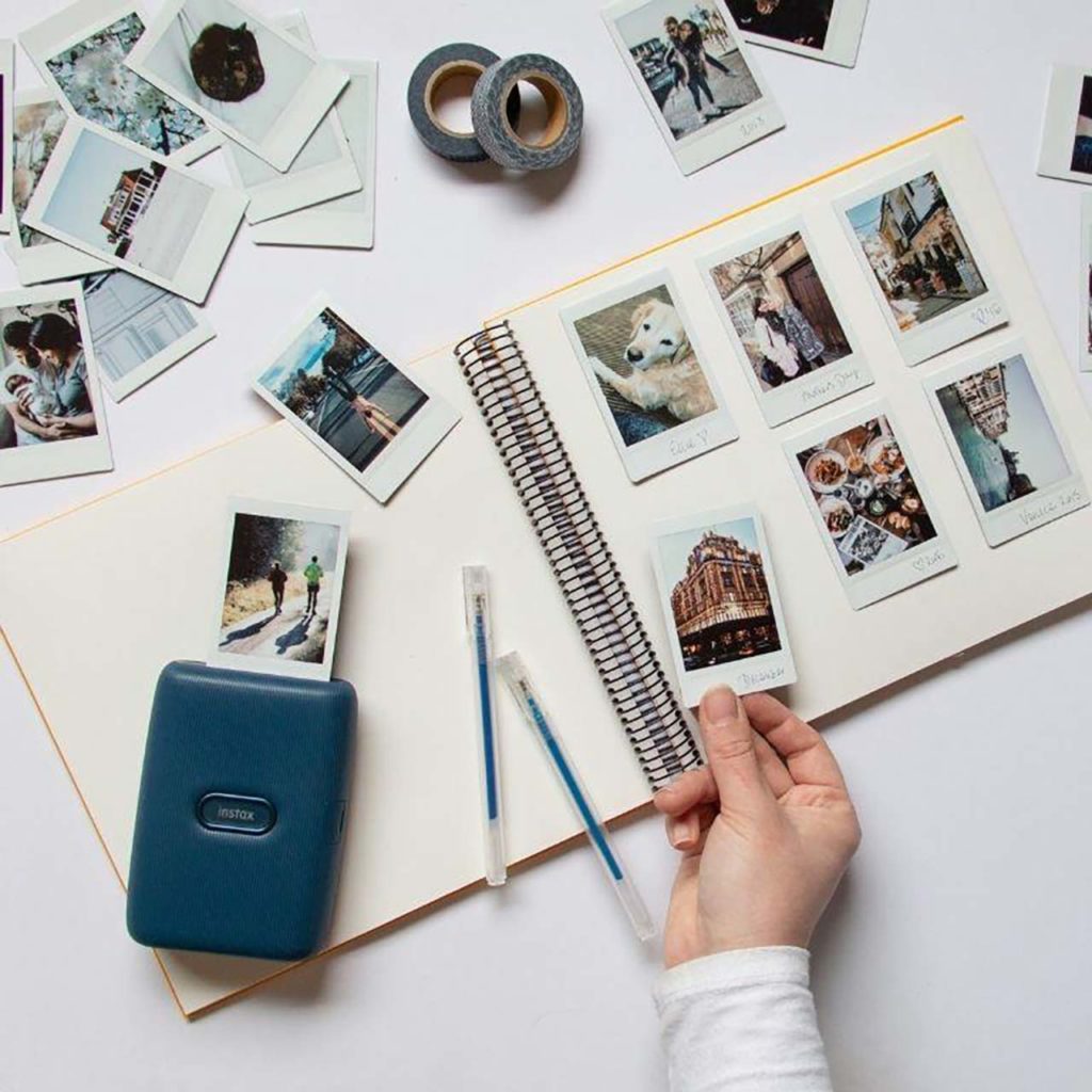 Instax-bilder fra instax-kamera som skal brukes til DIY fotoalbumprosjekt