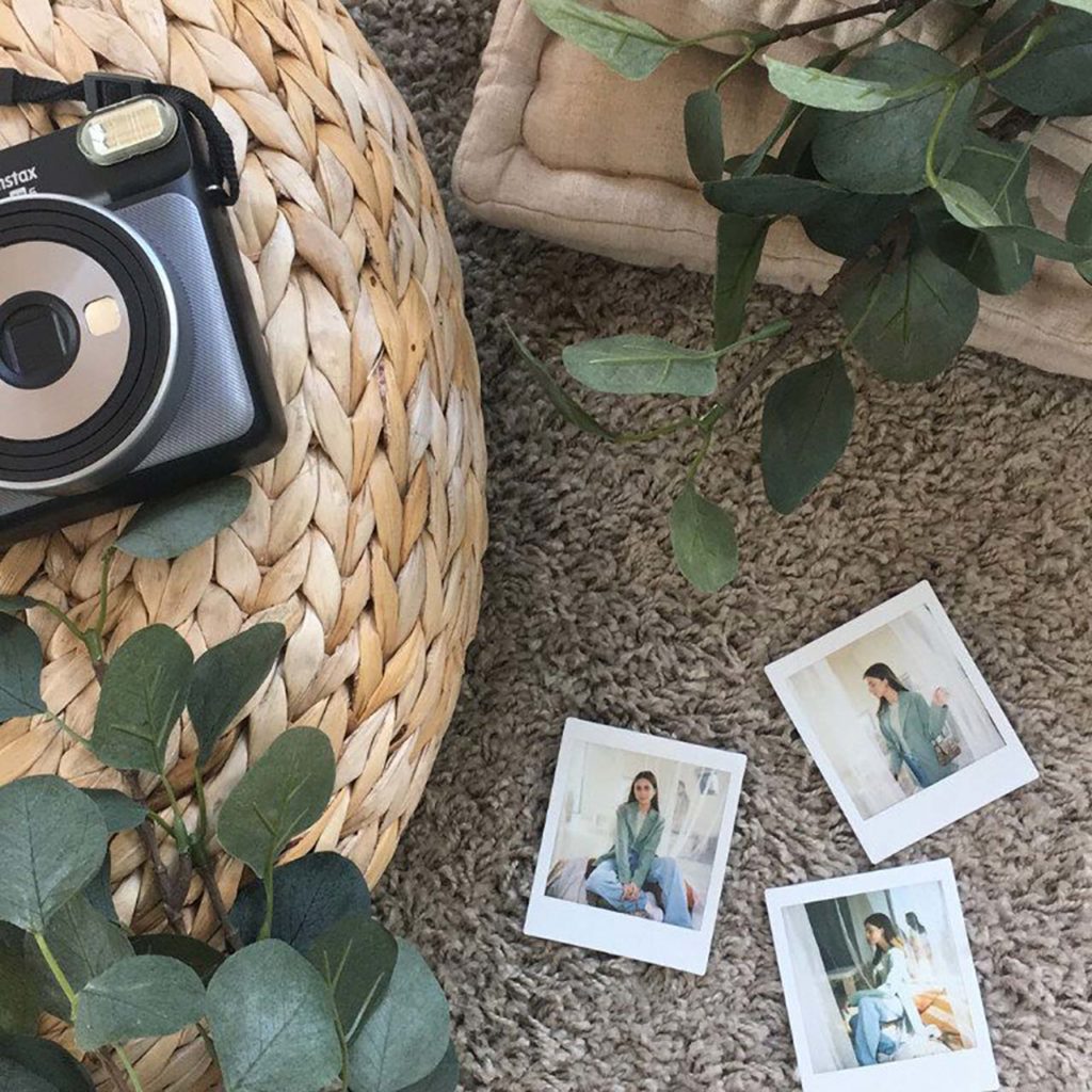 Bilder som skrives ut med den populære mini printer festet til et instax-kamera