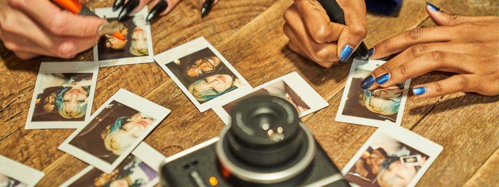 Instax-bilder på trebord trykt direkte fra instax WIDE 300-kameraet