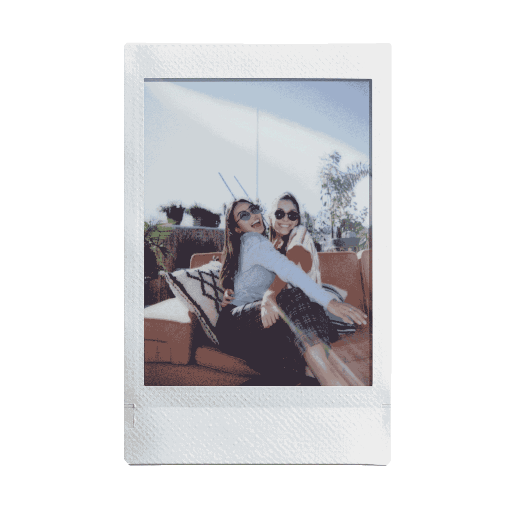 Vennepar nyter solskinnet med sitt klassiske instax mini 40-kamera